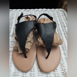 Women's Torrid Black Thong Flat Sandals Ankle Buckle Strap sz 8.5
